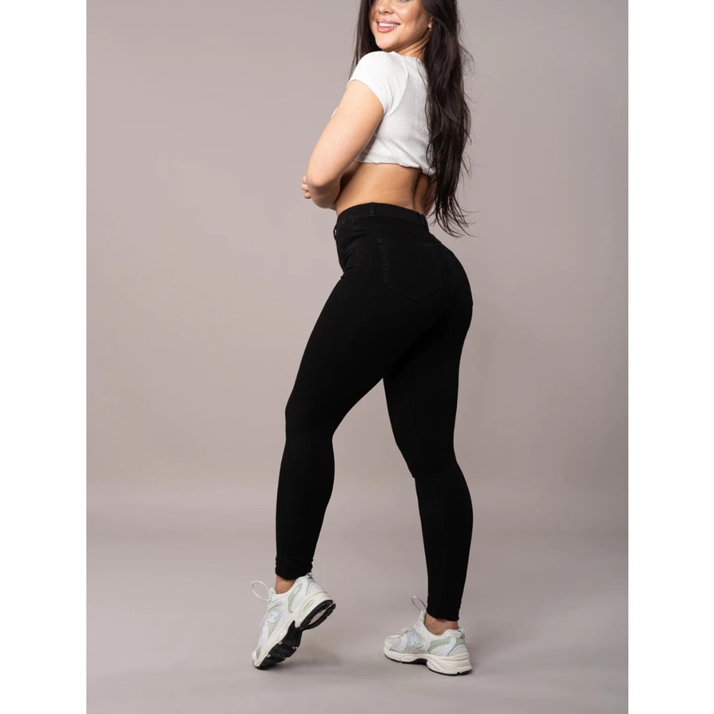 Black High Waisted Fitjeans